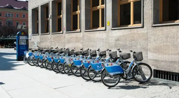 Jak dojade rowerem w mieście: trasy, aplikacje i bezpieczne porady dla rowerzystów